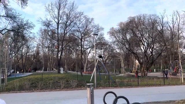 НАШЛИ ОГРОМНУЮ ДЕТСКУЮ ПЛОЩАДКУ С ВОЗДУШНЫМ ШАРОМ? смотреть онлайн