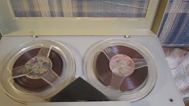 Портативный катушечный магнитофон 