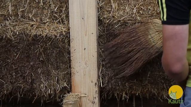Нанесение глиняной штукатурки Kautz в соломенном доме смотреть онлайн
