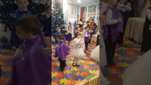 Новогодний утренник в детском саду 2018 год Танец детишек Ледяные ладошки смотреть онлайн