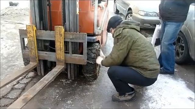 Чехлы противоскольжения AutoSock на вилочном погрузчике смотреть онлайн