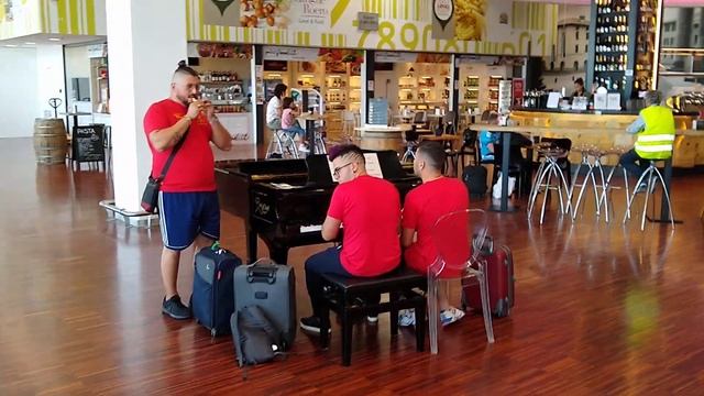 Public piano played Despacito on Bergamo Milano Mailand Milan airport смотреть онлайн