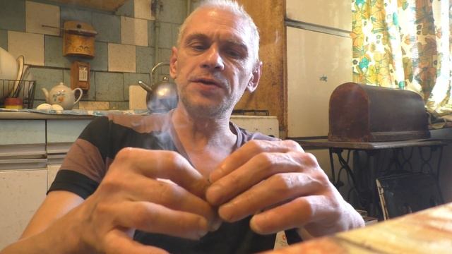 Жарю яишенку с помидорками смотреть онлайн