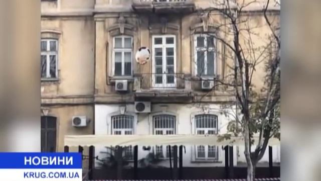 Обрушился балкон с человеком смотреть онлайн