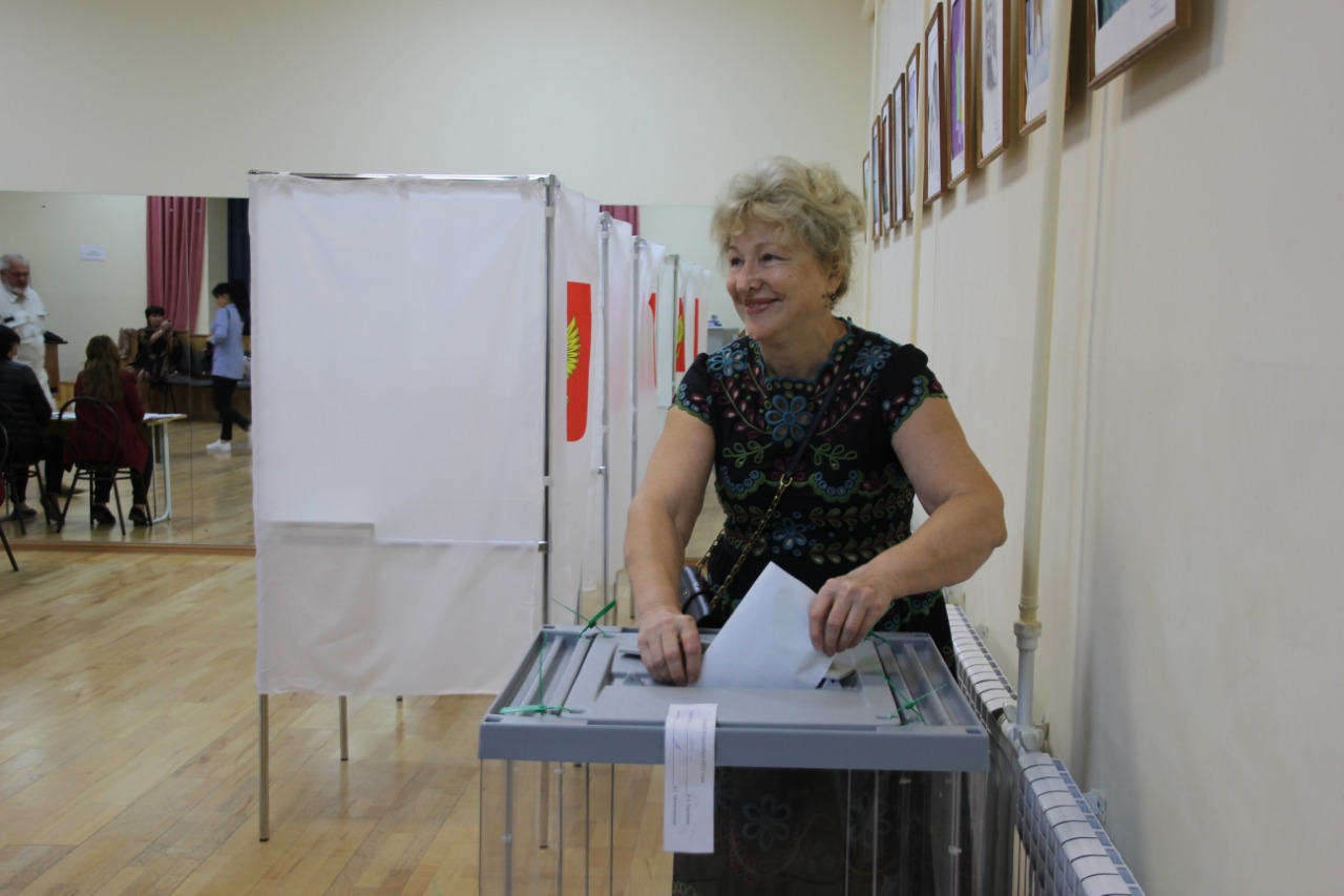 В Темрюке на участке № 4904 проголосовала депутат Законодательного Собрания края Ирина Конограева смотреть онлайн