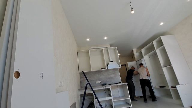 Монтаж кухни и шкафа со встроенным холодильником в студии! Installation of the kitchen in the studi смотреть онлайн