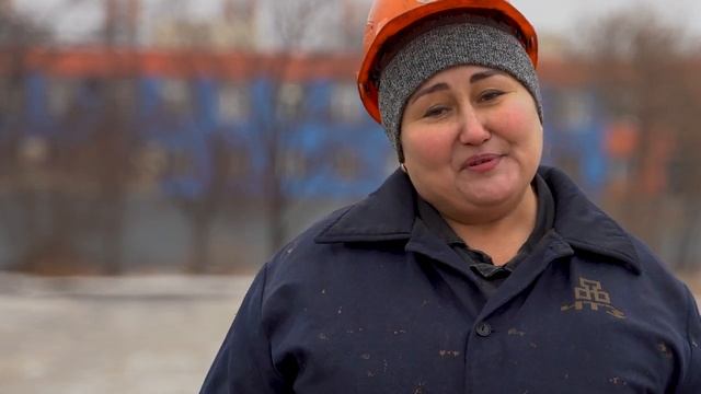 Рабочие Челябинского тракторного вынуждены выходить на смену в порванных перчатках и робах. смотреть онлайн