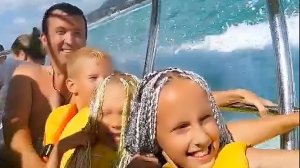 Настя Папа Полина и Матвей круто катаются на супер быстром катере на море