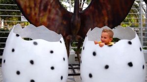 Влад и Никита весело проводят время в Музее иллюзий и парке Динозавров