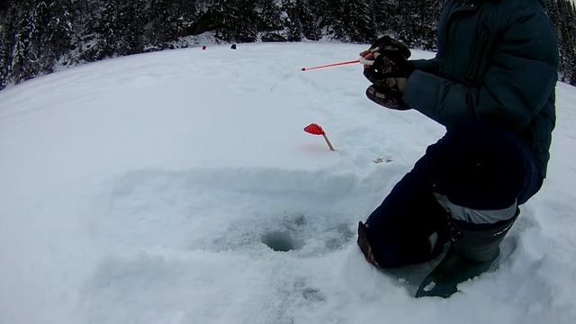 Зимняя рыбалка на окуня, плотву на Нязепетровском водохранилище река Нязя смотреть онлайн