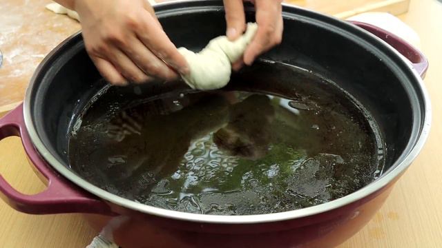 6个鸡蛋两把韭菜，老妈烙锅贴，外酥里软，皮薄大馅吃太过瘾了【会成一家】 смотреть онлайн