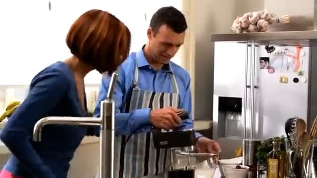 Philips Robust Collection Mixer HR1581 - Kraftfuld mixning til de sværeste opskrifter смотреть онлайн