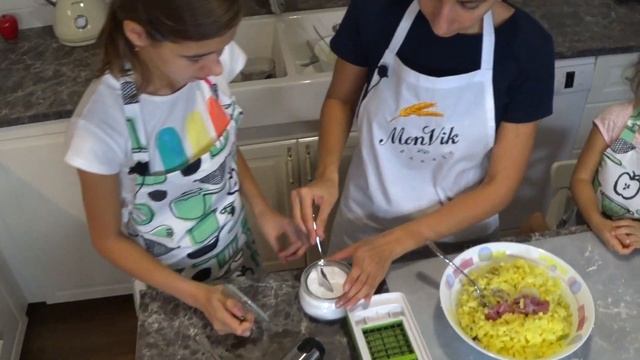 Пироги с черешней и кокосовым кремом