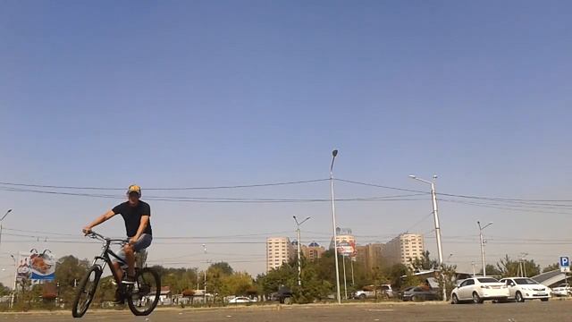 Учусь ездить на заднем колесе на велосипеде смотреть онлайн