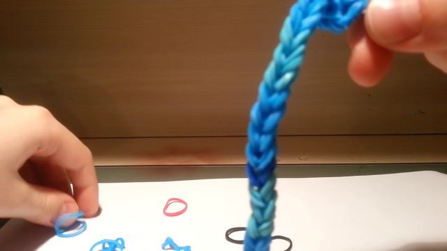 Плетём змейку из резинок Raibow Loom на крючке. смотреть онлайн