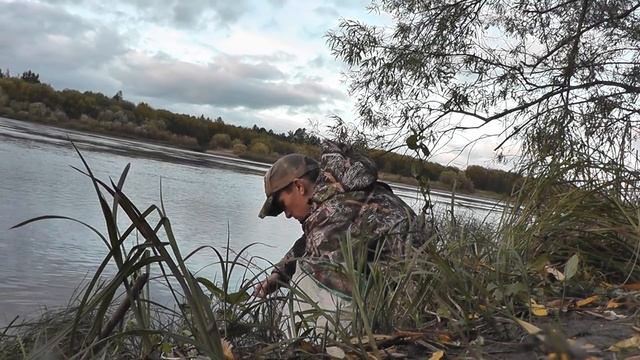 ПОЛНОЛУНИЕ! Ночь в ЗЕМЛЯНКЕ. Рыбалка донками на миногу - Б.Р №703 смотреть онлайн