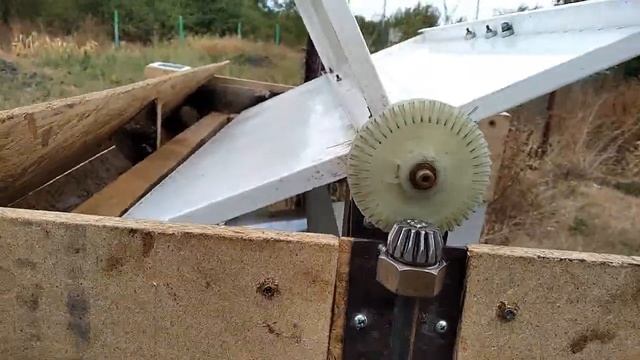 Ветряк новой конструкции с увеличенным КПД и уменьшенной парусности . Действующий макет. смотреть онлайн