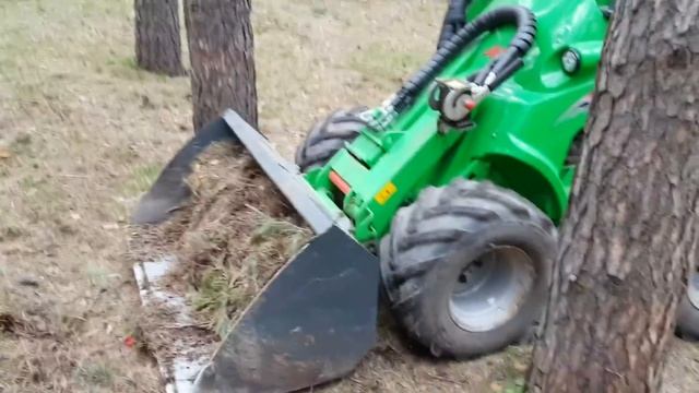 Миша САМ управляет НАСТОЯЩИМ МИНИПОГРУЗЧИКОМ. Почему нельзя красить СКВОРЕЧНИКИ | Мишинатор смотреть онлайн