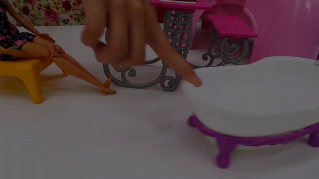 Барби устроилась работать в японский ресторан - Образ гейши в Салоне красоты. Игры для девочек смотреть онлайн