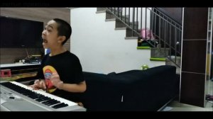 мальчик с ума сошел играет на пианино жуткая мелодия