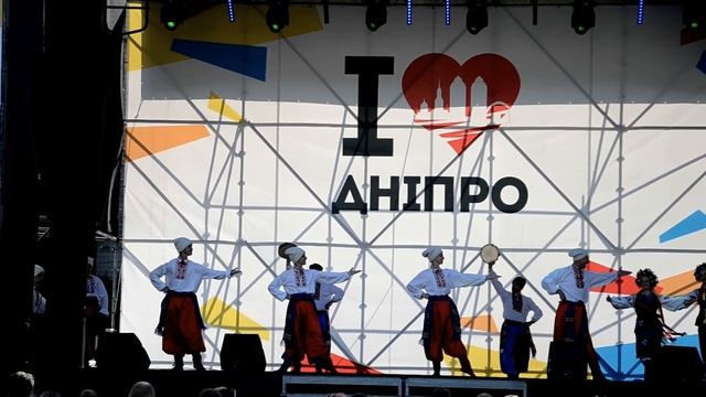 ПРИВЕТСТВИЕ- ПОЛЬКА С БУБНАМИ на Дне Города - 2017 - Народный ансамбль танца РАДОСТЬ, г. Днепр смотреть онлайн