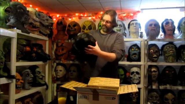 King Kong Mask Unboxing from Trick or Treat Studios смотреть онлайн