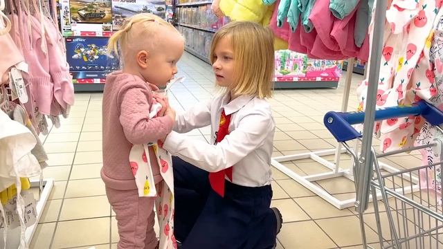 СОФИЯ СОБИРАЕТ СЕСТРУ В САДИК. СОФУНЬЯ ШАЛУНЬЯ смотреть онлайн