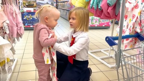 СОФИЯ СОБИРАЕТ СЕСТРУ В САДИК. СОФУНЬЯ ШАЛУНЬЯ