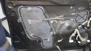 Снятие обшивки двери на автомобиле Ниссан для ремонта фиксатора двери.