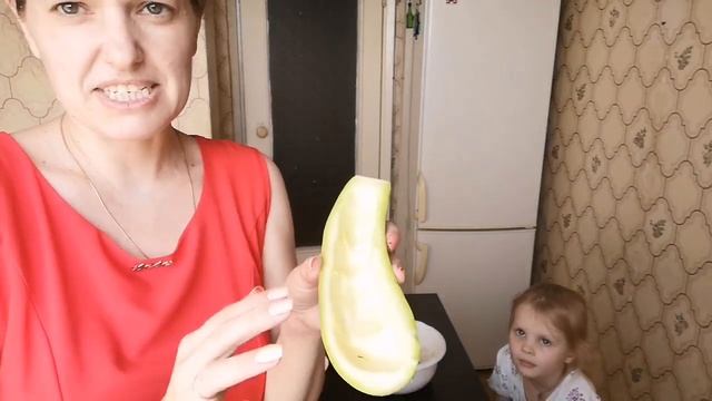 Влог: На кухне с дочкой//Наш любимый рецепт из кабачков//Лодочки с фаршем//Просто и очень вкусно. смотреть онлайн