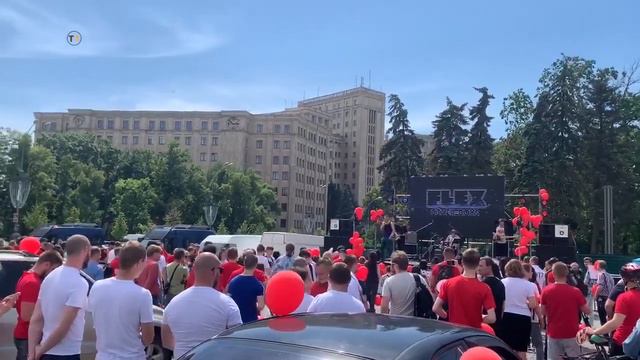 В Харькове сторонники Партии Шария собрались на площади Свободы смотреть онлайн