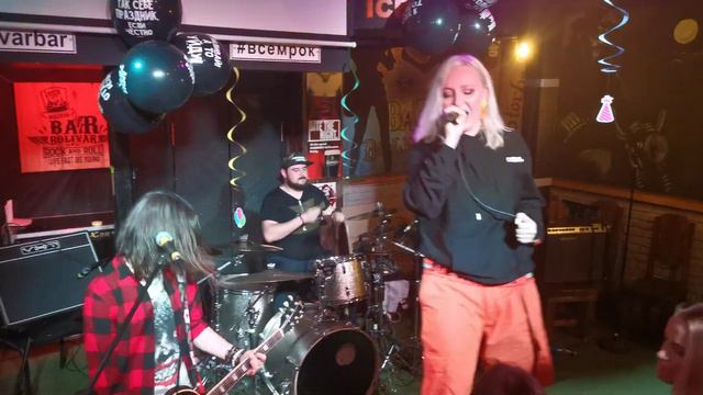 Блондинка Ксю - Когда пушки стреляют смотреть онлайн