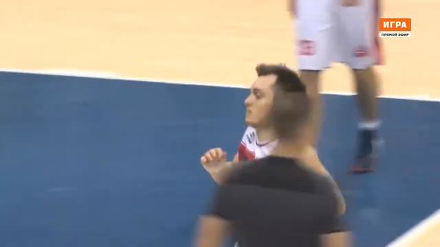 Дальний бросок Даниила Аксенова на последней секунде! смотреть онлайн