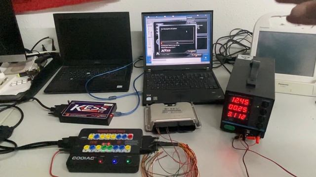 OBD تعلم قراءة وكتابة العقل على الطاولة Kess Read VAG Bosch EDC15P+ ECU on Bench смотреть онлайн