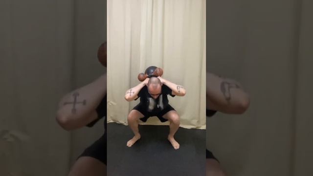 5 тонн за подход или 100 приседаний с гирей 40 кг + шаровая гантель 10 кг за 6:03 сек #kettlebell смотреть онлайн