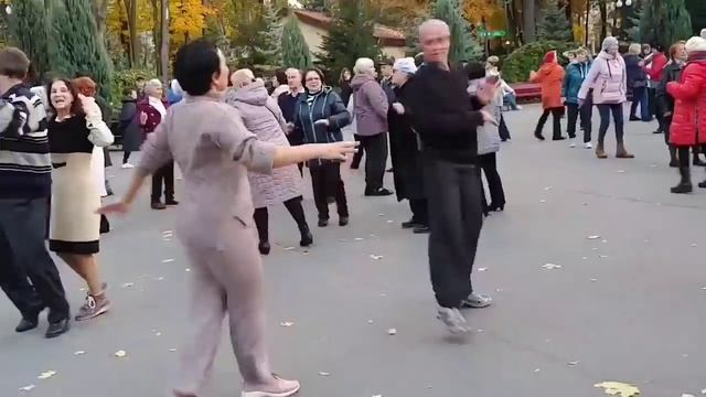 200. Оля!! Поздравляем. Танцуем ретро танцы в парке Горького Харькова под танцевальную музыку. смотреть онлайн