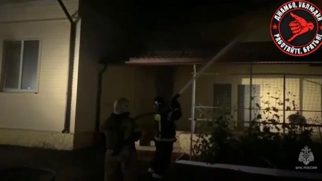 ??? В Курске беспилотник атаковал вышку связи, но, задев ее, влетел в административное здание пре смотреть онлайн