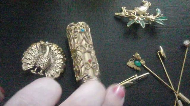 Винтажная губная помада и просто брошки. Vintage lipstock close-up. смотреть онлайн