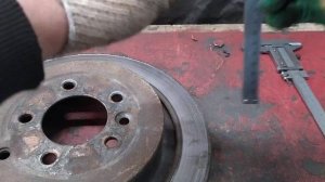 Измерение износа тормозного диска штангенциркулем с глубиномером (колумбус).