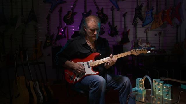 Владимир Холстинин сравнивает Рыбка Holst-60 и Fender Stratocaster (через свою именную педаль)