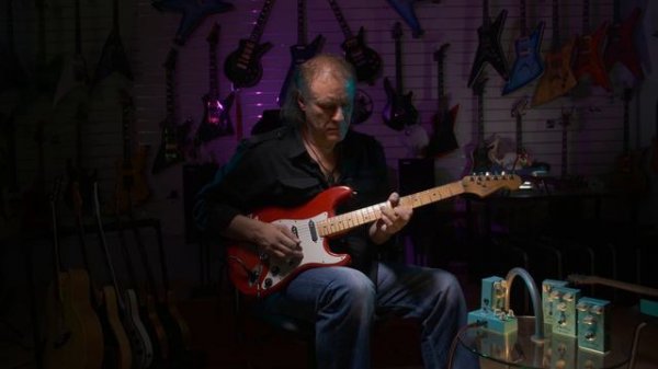 Владимир Холстинин сравнивает Рыбка Holst-60 и Fender Stratocaster (через свою именную педаль)