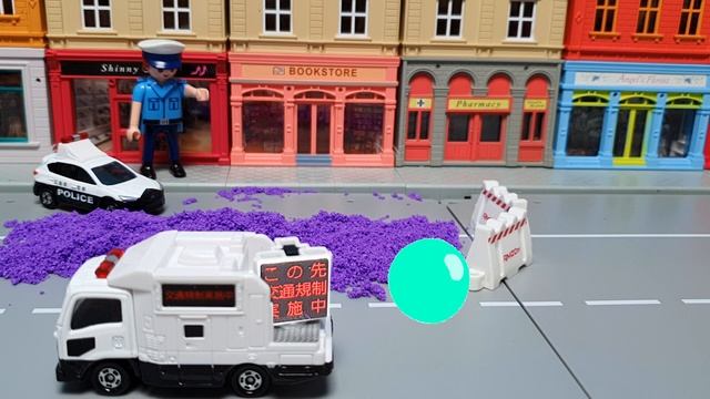 Form Alive fell on the road. Tomica Siku car toy play смотреть онлайн