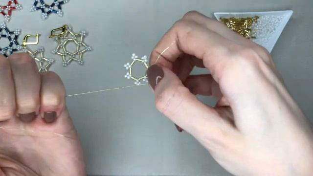 Как сделать СНЕЖИНКУ из бисера Фигурка и серьги в подарок на Новый Год Trend 2022 смотреть онлайн