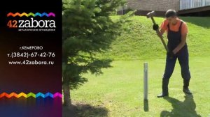 Монтаж ограждений на забивные опоры с помощью кувалды