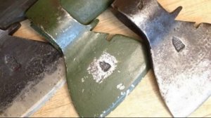 Для чего нужна прямоугольная выемка на лезвии советских топоров