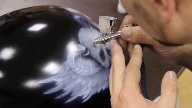 Аэрография на шлеме. ч.2/6 | Уроки по аэрографии. Дмитрий Осокин смотреть онлайн