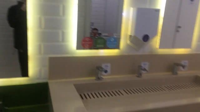 МАЛЬЧИК СИДИТ В ОКОПЕ И НЕ ДАЕТ ПОССАТЬ смотреть онлайн