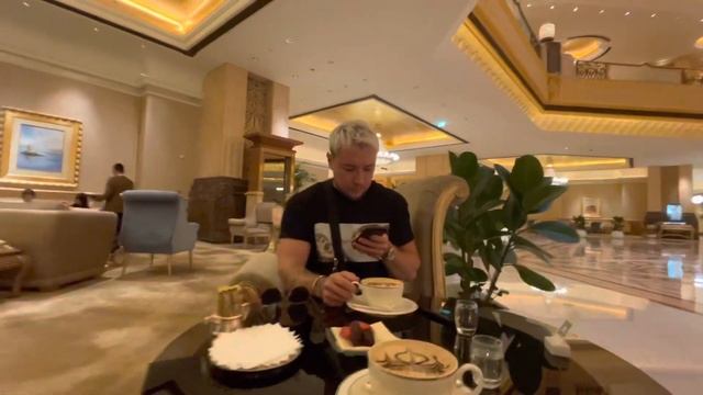 Кофе в Le Cafe, Emirates Palace. смотреть онлайн