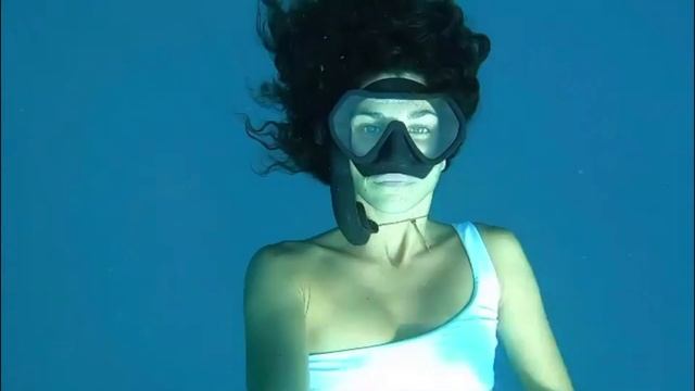 How Different Hair Types React Underwater смотреть онлайн