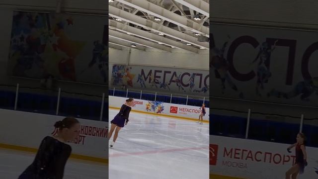 Последняя минута разминки,короткая пр. София Титова. Первый старт 2023/24. С тренером Е.Плющенко. смотреть онлайн